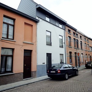 Nieuwbouwwoning in houtskelet afgewerkt met crépi, gesloten bebouwing